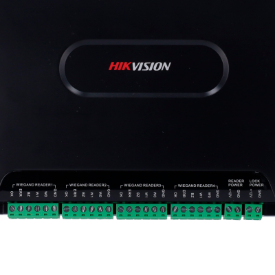 Painel HIKVISION preto com ligações verdes marcadas para WIEGAND READER e alimentação