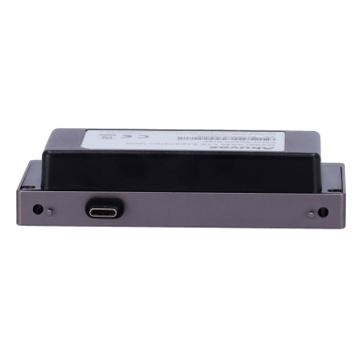 Unidade de expansão preta e cinza com conector USB-C e etiqueta na parte superior