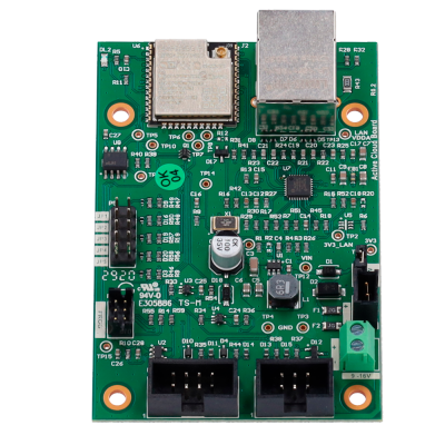 Placa eletrónica verde com componentes e texto legível