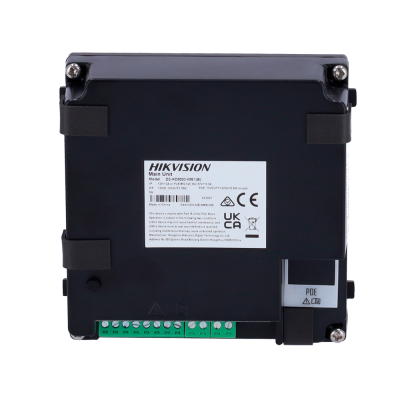 Unidade principal Hikvision preta com rótulo branco e conectores verdes