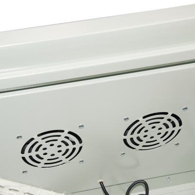 Painel metálico cinzento com duas grelhas circulares e cabo preto