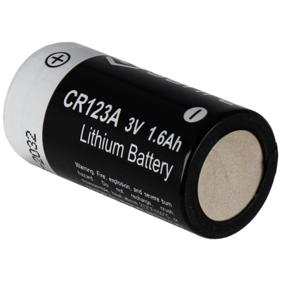 Pilha cilíndrica preta e prata com texto CR123A 3V 1.6Ah