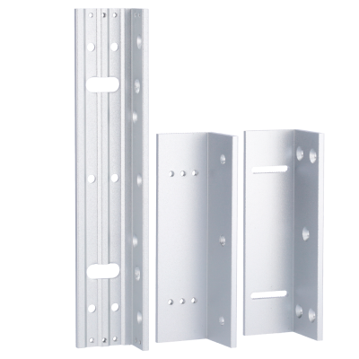 Três suportes metálicos prateados com furos de fixação