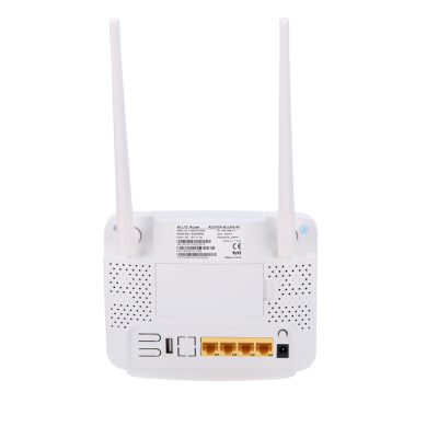 Roteador Wi-Fi branco com duas antenas externas, portas Ethernet amarelas e etiqueta técnica