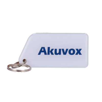 Chaveiro branco com texto azul Akuvox