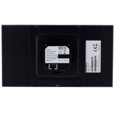 vista traseira de dispositivo eletrónico preto com etiqueta branca e conector RJ45