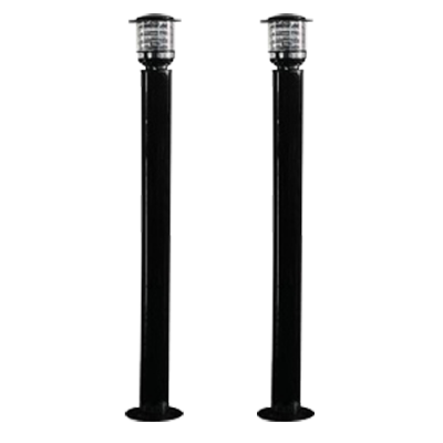 Dois postes de iluminação exteriores em metal preto com cúpulas transparentes na parte superior