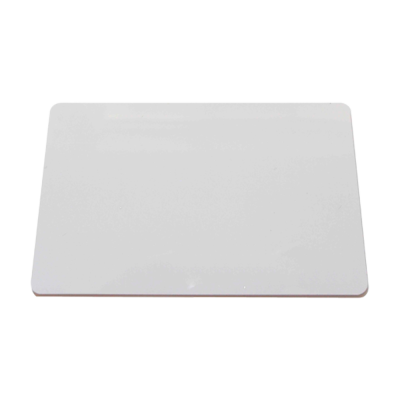 Cartão plástico branco retangular com cantos arredondados