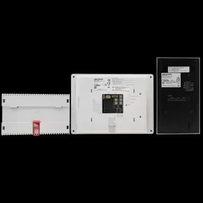 Componentes eletrónicos HIKVISION com etiquetas e circuitos expostos.