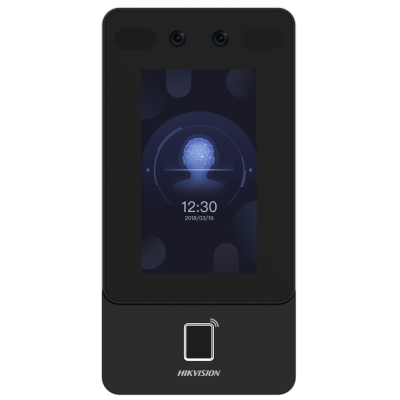 Dispositivo preto Hikvision para reconhecimento facial com ecrã digital e leitor de cartão