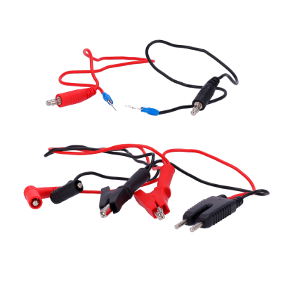 Cabos elétricos vermelhos e pretos com conectores e garras jacaré