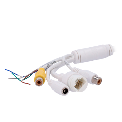 Cabos brancos com vários conectores incluindo RCA amarelo e ficha RJ45