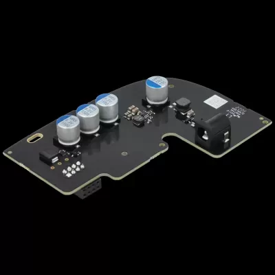 Placa eletrónica preta com condensadores cinza e etiquetas azuis