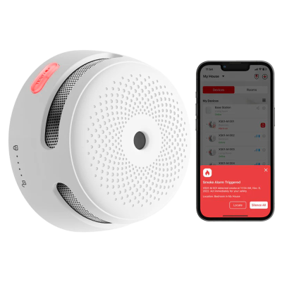 Detector de fumo branco com botão vermelho e smartphone com alerta