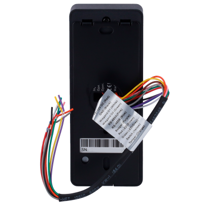 Dispositivo eletrónico preto com fios coloridos e etiqueta explicativa