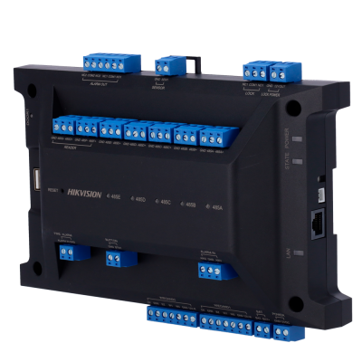 Módulo electrónico preto HIKVISION com diversas conexões azuis e etiquetas para sensores e alarmes.