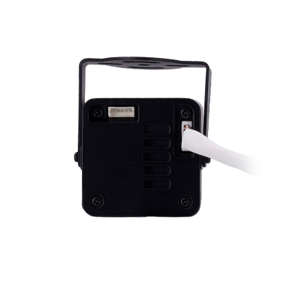 Dispositivo electrónico quadrado preto com cabo branco conectado e suporte metálico preto