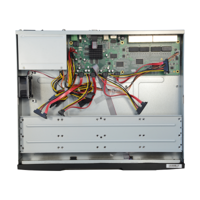 Interior de equipamento eletrónico com placa de circuitos e fios coloridos