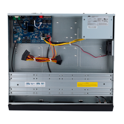 Interior de servidor de computador com placa-mãe, fonte de alimentação e cabos organizados