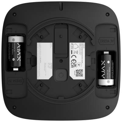 Parte traseira de dispositivo eletrônico preto com duas pilhas e etiquetas
