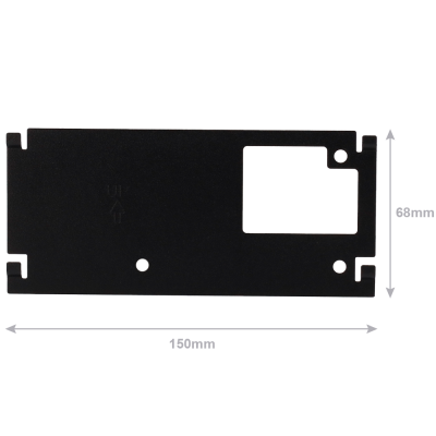Peça retangular preta com recortes e furos sobre fundo branco