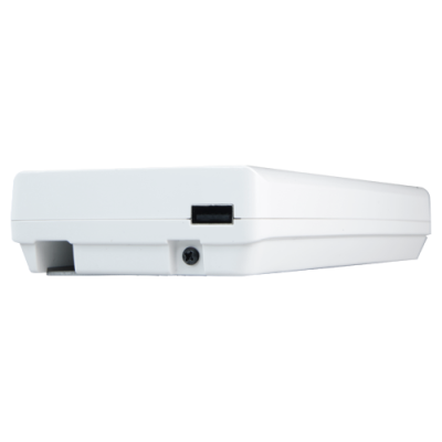 Dispositivo branco com porta USB preta e parafuso