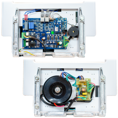 Placas eletrónicas com componentes e fios montadas numa estrutura metálica branca