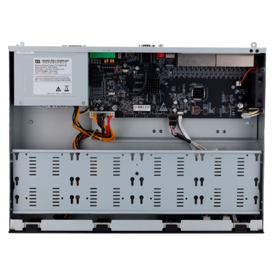 Interior de dispositivo eletrónico com placa de circuito e fonte de alimentação