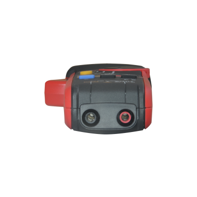Multímetro digital preto e vermelho com dois conectores frontais.