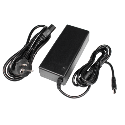 Carregador preto com dois cabos em fundo branco.