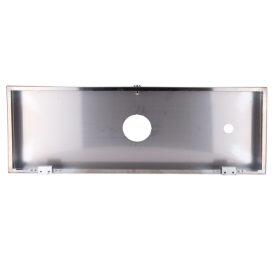 Prateleira metálica retangular prateada com suportes e orifícios