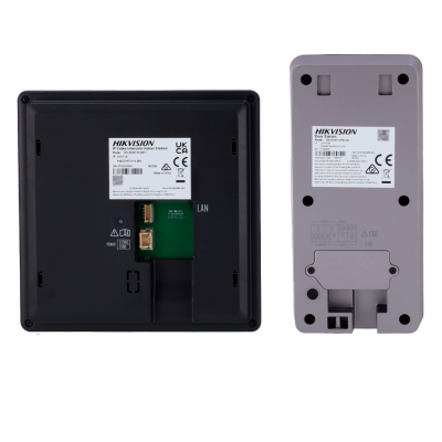 Dispositivos eletrónicos Hikvision pretos e cinza com etiquetas técnicas e conectores LAN