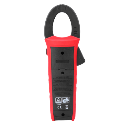 Aparelho de medição em forma de pinça vermelho e preto com textos de aviso e certificações