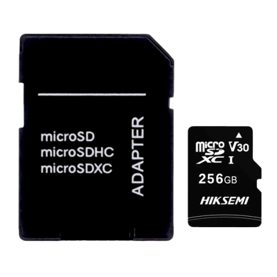 Cartão microSD preto com texto branco e cartão microSD HIKSEMI 256GB em fundo branco