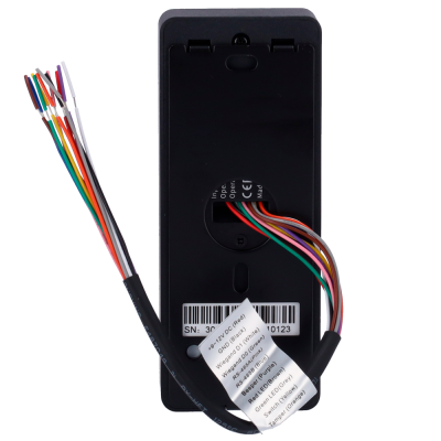 Dispositivo eletrónico preto com fios coloridos e etiqueta de funções dos fios