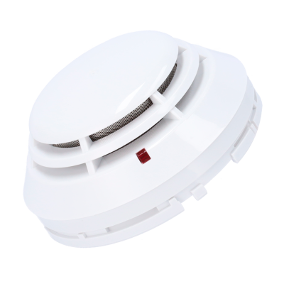 Detector de fumaça branco com grelha metálica e indicador vermelho