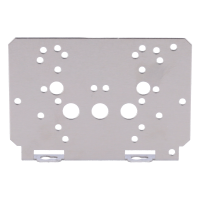 Placa metálica retangular prateada com buracos redondos simétricos