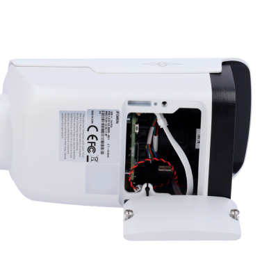 Câmara IP branca com porta lateral aberta mostrando fios e componentes internos