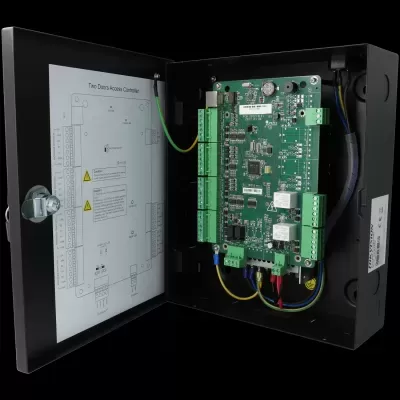 Controlador de acesso para duas portas com caixa metálica preta e placa eletrónica interna verde