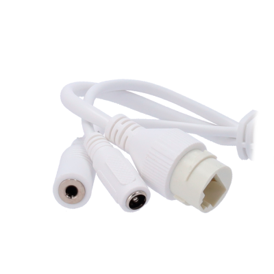 Cabo branco com conectores de metal e plástico sobre fundo branco