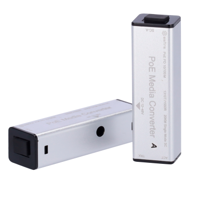 Dois conversores de mídia PoE retangulares de metal prateado