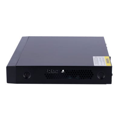 Dispositivo eletrônico retangular preto com ventilação dianteira em favo de mel e etiqueta WARNING