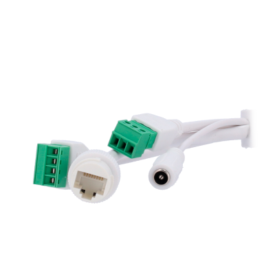 Cabos com conectores verdes de 4 pinos, RJ45 branco e conector de alimentação DC em fundo branco