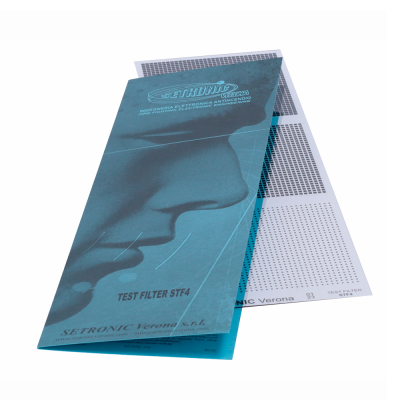 Folheto azul dobrado sobre uma folha branca com padrões de pontos e quadrados