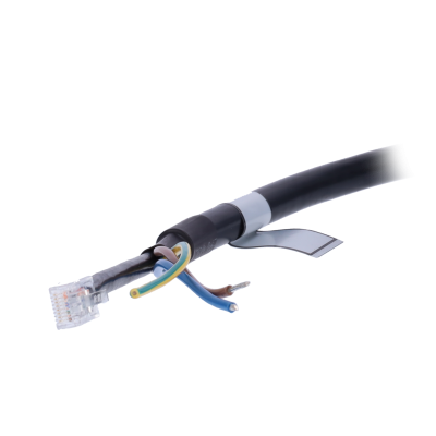 Cabo elétrico preto com fios coloridos e ficha transparente