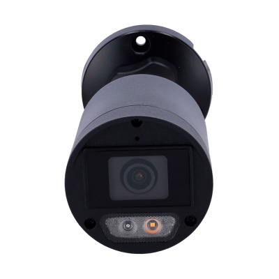 Câmara de segurança preta cilíndrica com lente quadrada no centro e luzes LED