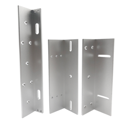 Três suportes metálicos em L com vários furos e acabamento cinza prateado