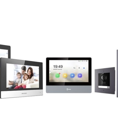 Videoporteiros digitais com ecrãs a cores e painéis variados