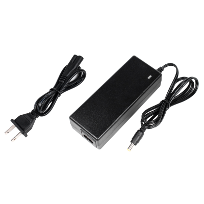 Carregador de corrente preto com cabos e conectores em fundo branco