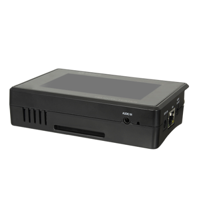 Unidade eletrónica preta com ecrã tátil e portas de áudio e Ethernet.